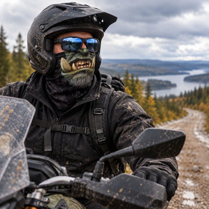 Cache cou BeastTrek homme explorant sentier sauvage en moto aventure