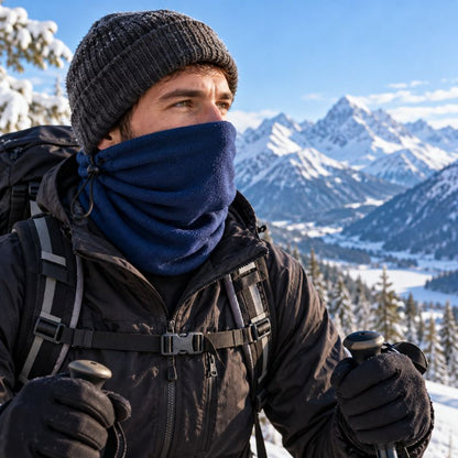 Cache cou FrostTrek bleu homme profitant journée ski en montagne
