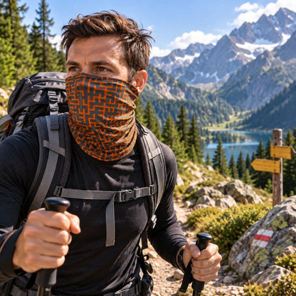 Cache cou GeoTrek orange homme trekking devant lac et montagnes