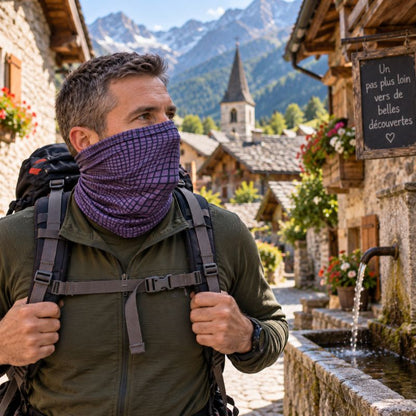 Cache cou GridTrek violet homme découvrant village pendant randonnée montagne