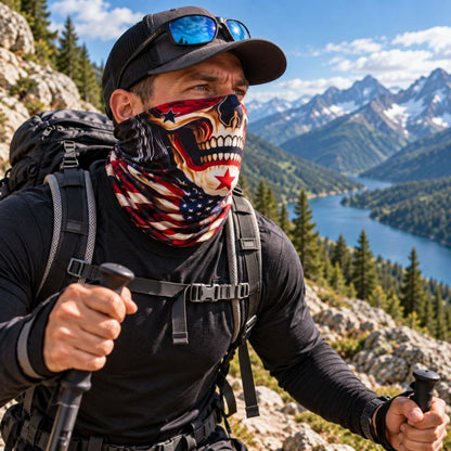 Cache cou SkullTrek homme progressant avec bâtons sur sentier montagneux