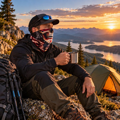 Cache cou SkullTrek homme savourant café devant bivouac en montagne