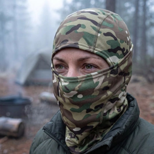 Cagoule FrostGuard camouflage protège visage au campement en hiver