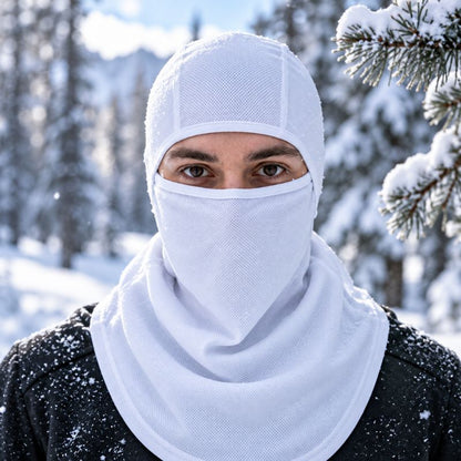 Cagoule IceGuard blanche portée en forêt enneigée pendant randonnée hivernale