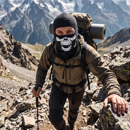 Cagoule SkullPeak tête mort accompagne randonneur en haute montagne