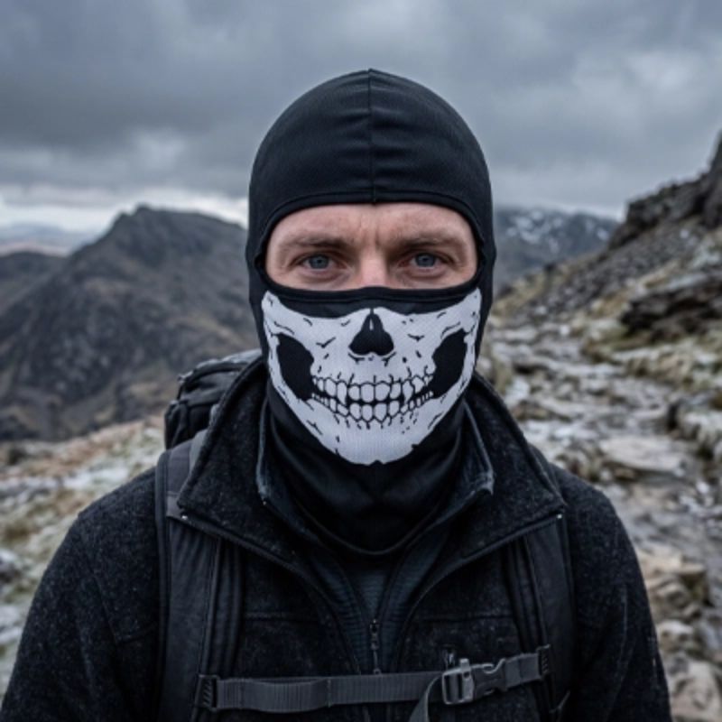 Cagoule SkullPeak tête mort portée sur sentier montagneux froid