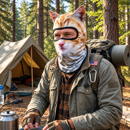 Cagoule WildCat portée par randonneur équipé dans un campement forestier