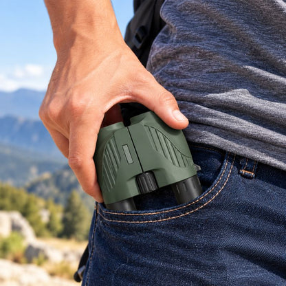 Jumelles TrailView compactes rangées poche pendant randonnée en milieu montagneux