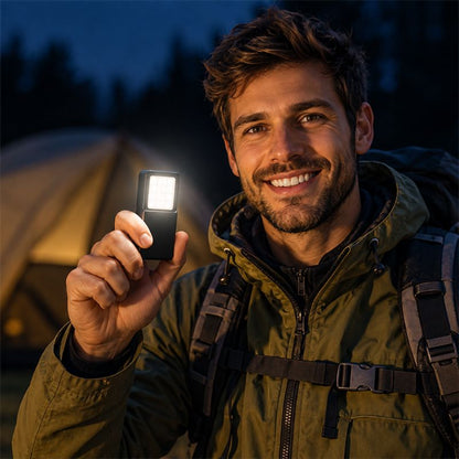 Lampe de poche ClipBeam randonneur consulte pancarte sur sentier