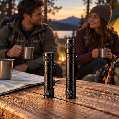 Lampe de poche PocketBeam randonneuse lit livre dans tente camping