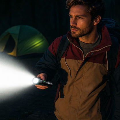Lampe de poche PowerBeam randonneur éclaire campement pendant la nuit