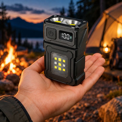Lampe de poche PowerBox tenue main sur sentier en forêt