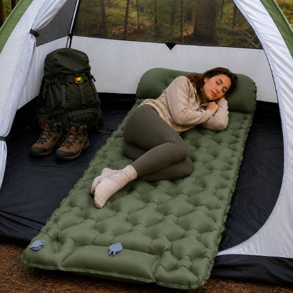 Matelas gonflable TrekRest vert avec oreiller intégré dans une tente.