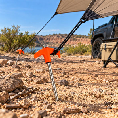 Piquet de tente TerraScrew orange installé près du campement nature
