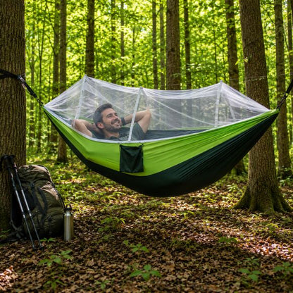 Hamac moustiquaire TrekShield suspendue avec randonneur souriant 