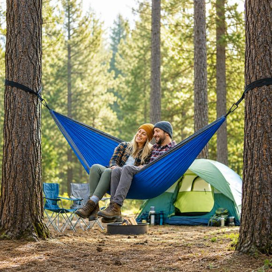 Hamac pour 2 personnes Nid Vagabond un couple souriant.