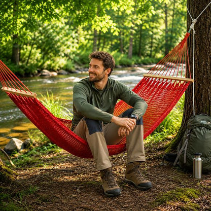 Hamac suspendue de camping Pause Nomade en filet rouge avec homme.