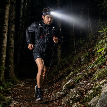 Lampe frontale puissante HorizonX pour trail nocturne en forêt