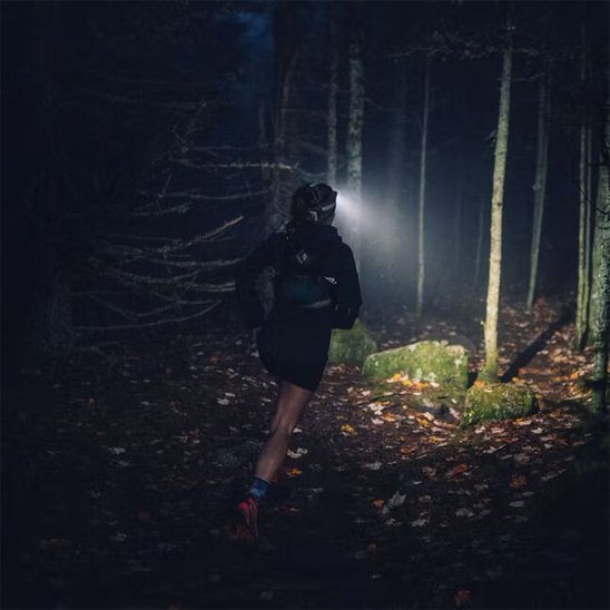Lampe frontale puissante pour randonnée nocturne en forêt