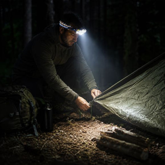 Lampe frontale rechargeable installation bivouac nocturne en forêt