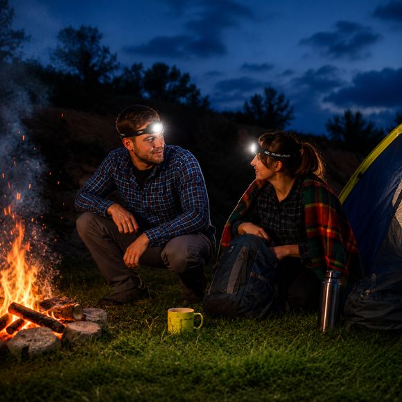 Lampe frontale rechargeable discussion autour du feu de camp