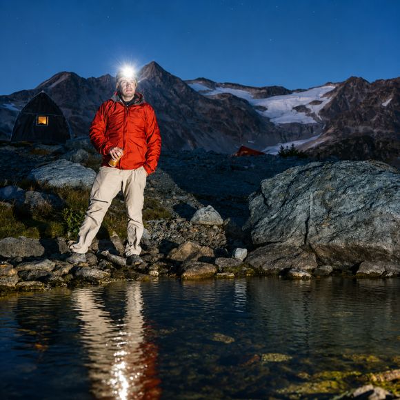 Lampe frontale rechargeable près d'un lac de montagne