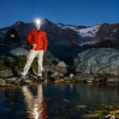 Lampe frontale rechargeable près d'un lac de montagne