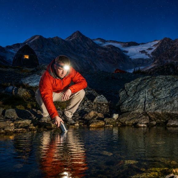 Lampe frontale rechargeable récolte de l'eau en montagne