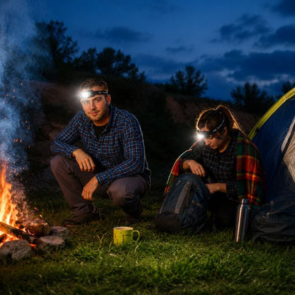 Lampe frontale rechargeable témoignage près du feu de camp