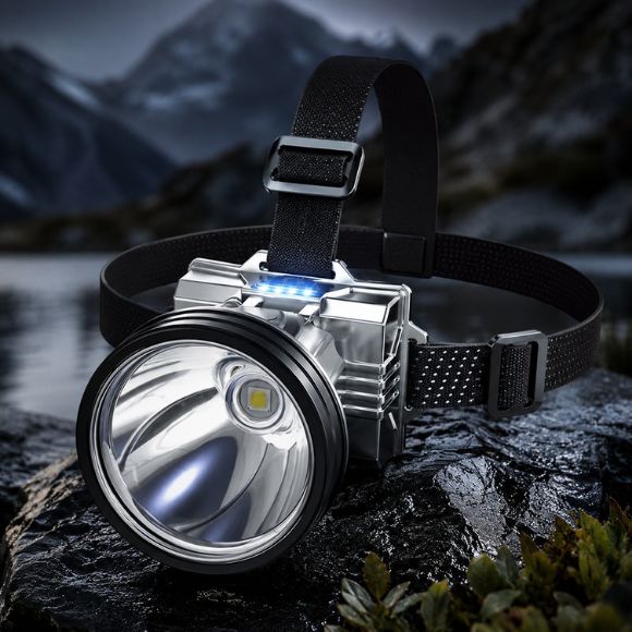Lampe frontale rechargeable TitanBeam sur rocher en montagne nocturne