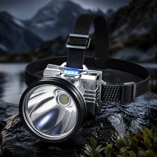 Lampe frontale rechargeable TitanBeam sur rocher en montagne nocturne