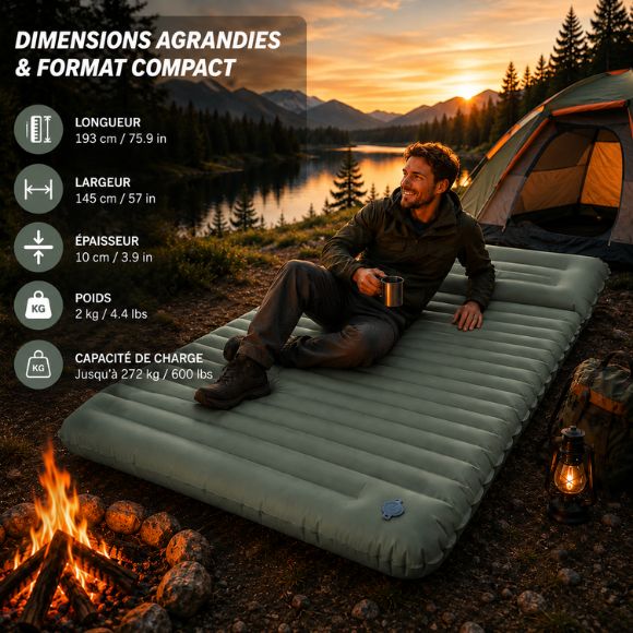 Matelas gonflable 2 personnes pompe intégrée utilisé en camping au bord d'un lac au coucher du soleil, avec un campeur assis confortablement près d'un feu de camp, offrant un grand espace de couchage, un confort optimal et une capacité de charge élevée.