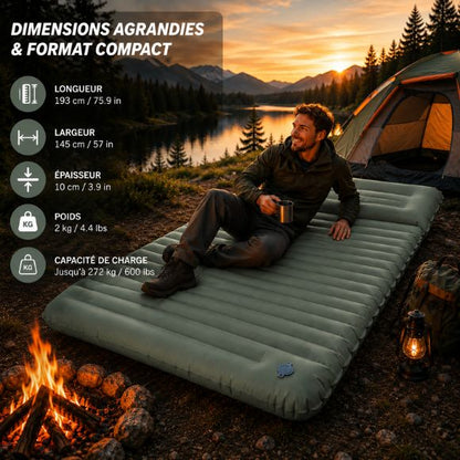 Matelas gonflable 2 personnes pompe intégrée utilisé en camping au bord d'un lac au coucher du soleil, avec un campeur assis confortablement près d'un feu de camp, offrant un grand espace de couchage, un confort optimal et une capacité de charge élevée.