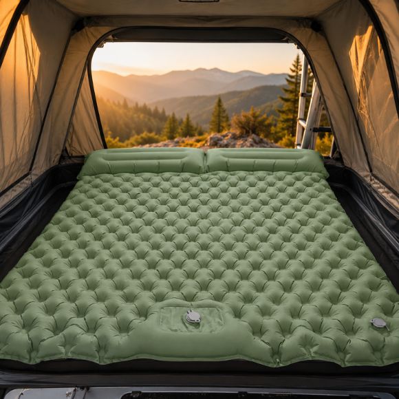 Matelas Gonflable 2 Personnes couleur kaki installé dans une tente de toit sur véhicule, offrant un espace de couchage confortable avec oreillers intégrés. La vue panoramique sur les montagnes et la forêt met en valeur son utilisation pour le camping, le road trip, le bivouac et les aventures en pleine nature.