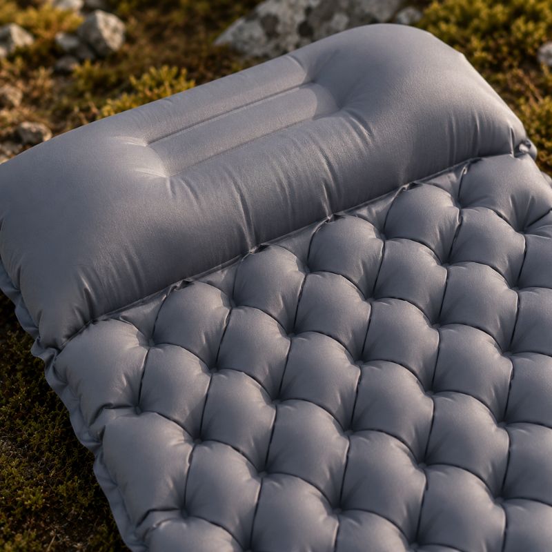 Matelas gonflable AeroTrek gris avec cellules confortables et oreiller intégré.