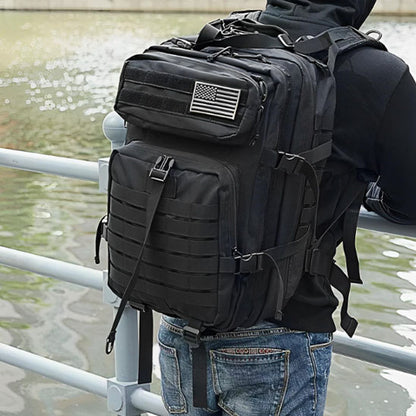 sac a dos homme L'tactique quai bord eau regarde horizon