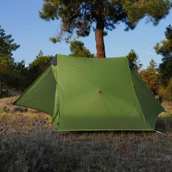 Tente camping 2 personnes imperméable vue latérale avec haubans renforcés pour une meilleure stabilité en extérieur.