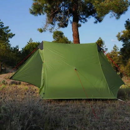 Tente camping 2 personnes imperméable vue latérale avec haubans renforcés pour une meilleure stabilité en extérieur.