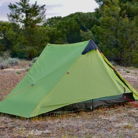 Tente camping 2 personnes vue arrière avec toile imperméable et structure compacte adaptée au bivouac