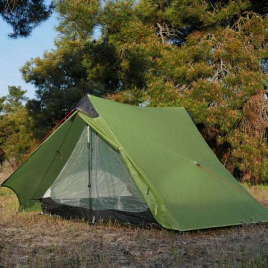 Tente camping légère 2 personnes Trek Évasion installée en pleine nature.