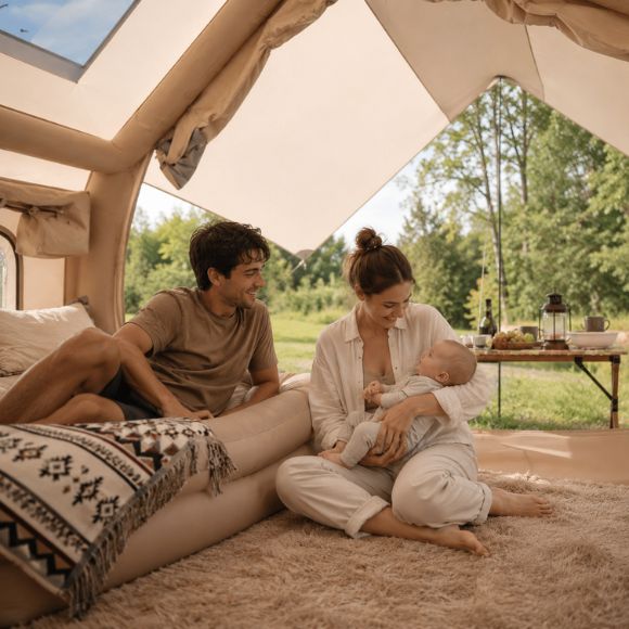 Tente gonflable familiale Lodge Horizon XL avec parents et bébé.