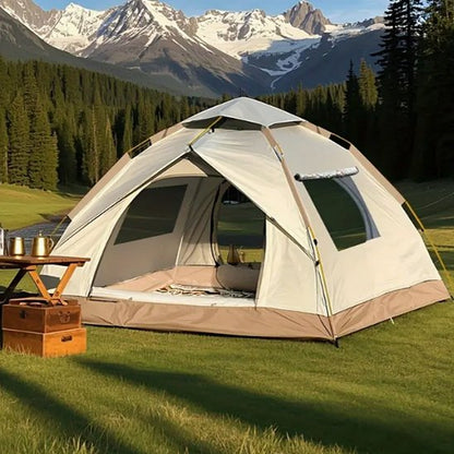 tente de camping familiale installée sur une prairie au cœur des montagnes, avec vue panoramique sur les sommets enneigés, forêt de pins et rivière, dans une ambiance de plein air confortable et conviviale.