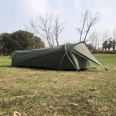 Tente trekking 1 personne installée en forêt, idéale pour le trekking, la randonnée et les nuits en pleine nature.