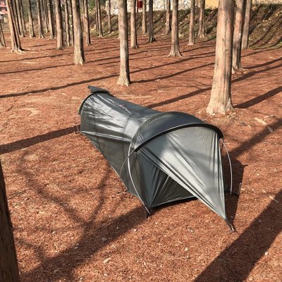 Tente trekking solo résistante au vent et à la pluie, parfaite pour les aventures en montagne et en forêt