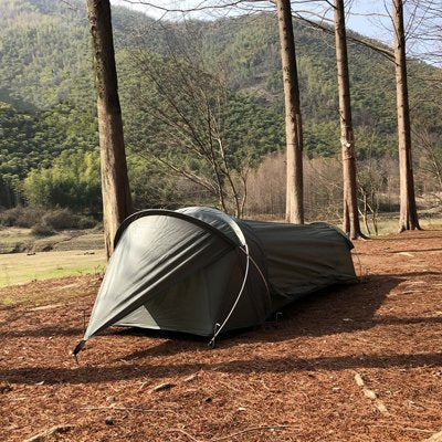 Tente trekking ultra-légère 1 personne montée sur terrain dégagé, compacte et facile à transporter